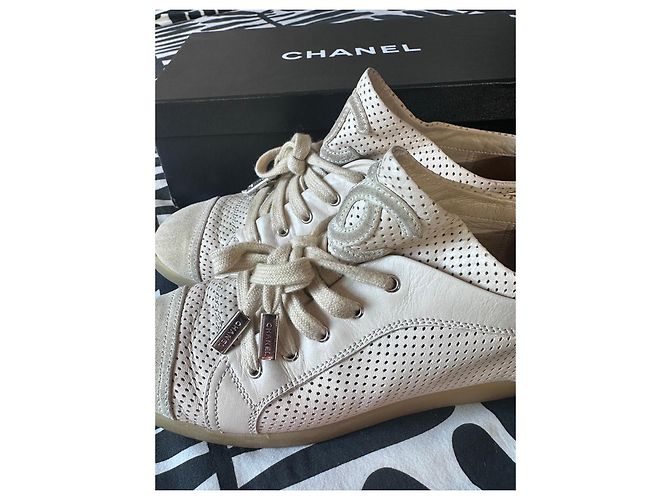 Sapatilhas Chanel em pele perfurada bege - vista 2