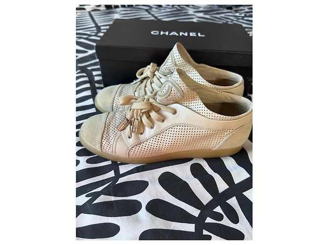 Sapatilhas Chanel em pele perfurada bege - vista 3