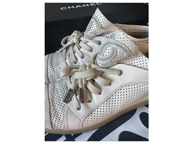 Sapatilhas Chanel em pele perfurada bege - vista 4