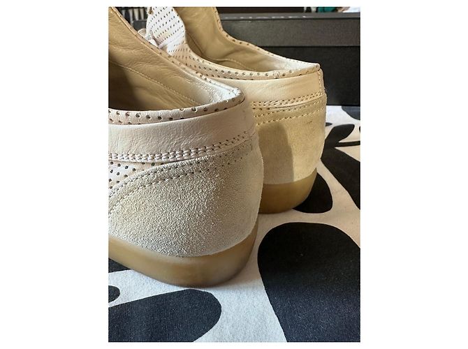 Sapatilhas Chanel em pele perfurada bege - vista 6