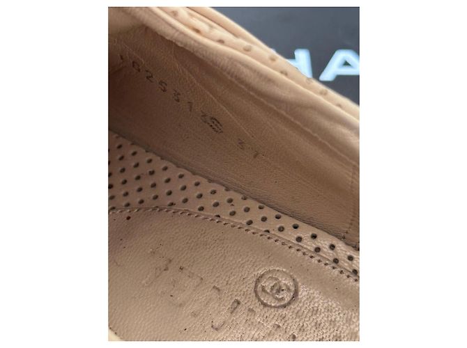 Sapatilhas Chanel em pele perfurada bege - vista 7