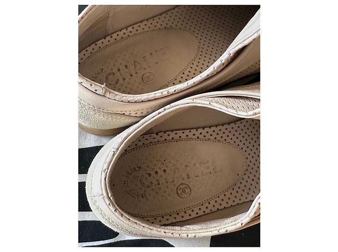 Sapatilhas Chanel em pele perfurada bege - vista 9