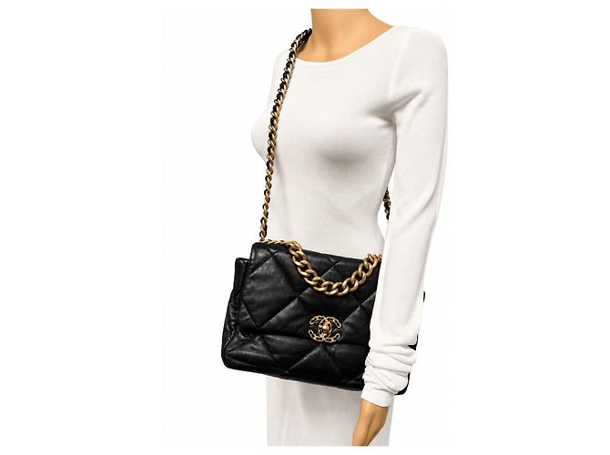Chanel Bolsa de ombro acolchoada em pele de cordeiro preta 19 com corrente - vista 3
