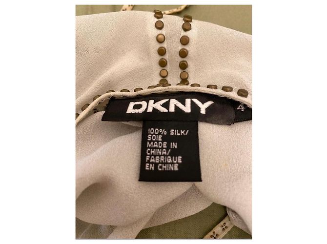 Top sem mangas DKNY de seda branca com tachas - vista 11