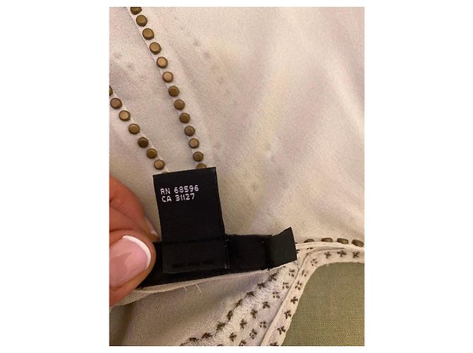 Top sem mangas DKNY de seda branca com tachas - vista 9