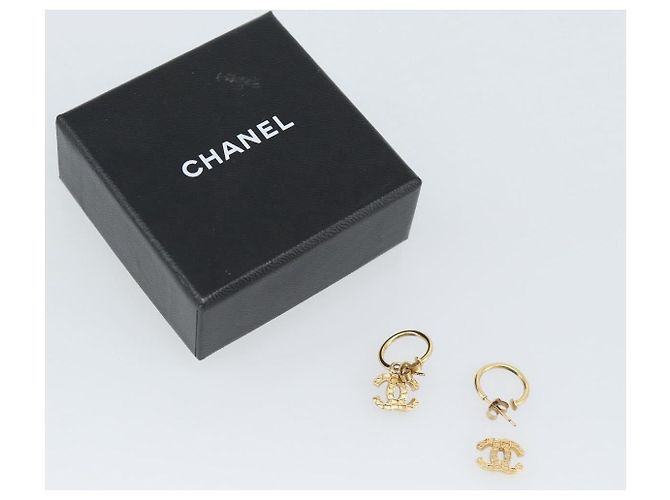 Timeless CHANEL Pierce metal Gold Tone CC - vista 16
