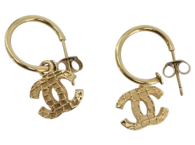 Timeless CHANEL Pierce metal Gold Tone CC - vista 2