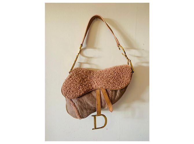 Dior Saddle Tasche aus Leder und Shearling - Ansicht 2