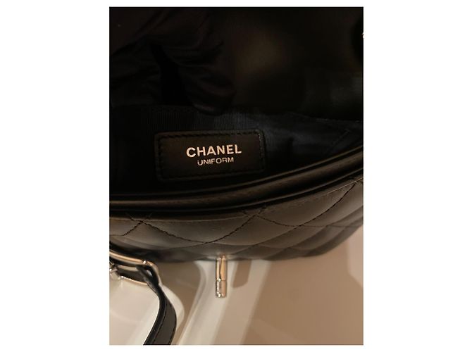 Chanel Borsa a Tracolla Uniform in Pelle Matelassé Nera - vista 10