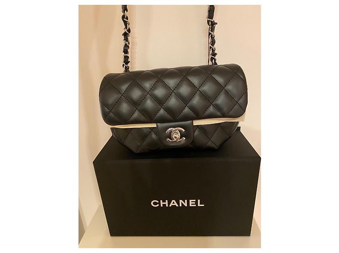 Chanel Borsa a Tracolla Uniform in Pelle Matelassé Nera - vista 11