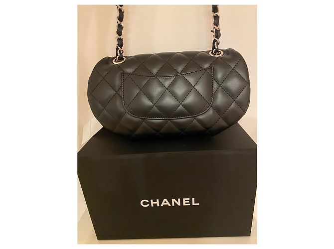 Chanel Borsa a Tracolla Uniform in Pelle Matelassé Nera - vista 13