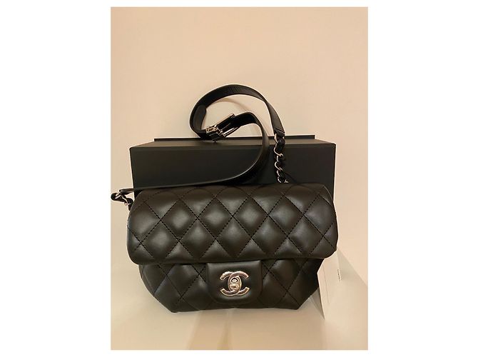 Chanel Borsa a Tracolla Uniform in Pelle Matelassé Nera - vista 2