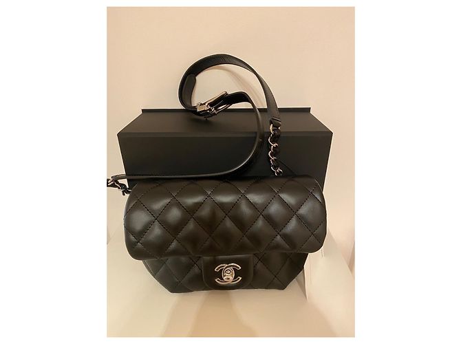 Chanel Borsa a Tracolla Uniform in Pelle Matelassé Nera - vista 3