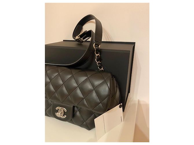 Chanel Borsa a Tracolla Uniform in Pelle Matelassé Nera - vista 4