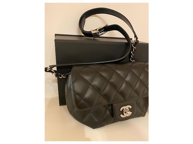 Chanel Borsa a Tracolla Uniform in Pelle Matelassé Nera - vista 5