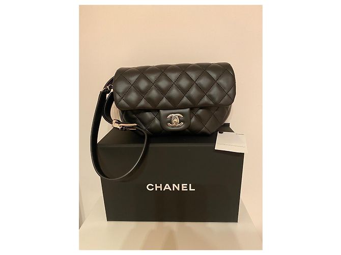 Chanel Borsa a Tracolla Uniform in Pelle Matelassé Nera - vista 6