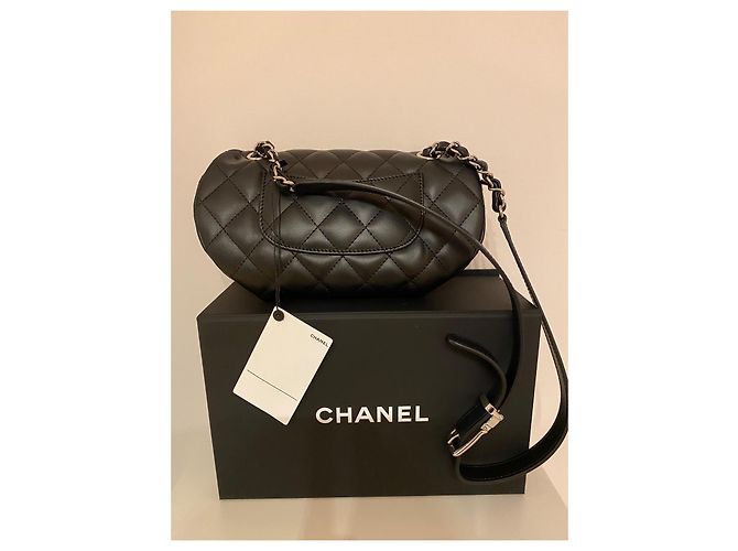 Chanel Borsa a Tracolla Uniform in Pelle Matelassé Nera - vista 7