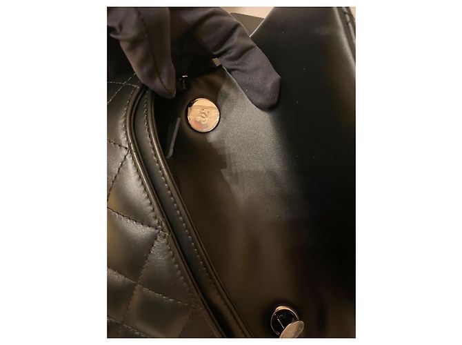 Chanel Borsa a Tracolla Uniform in Pelle Matelassé Nera - vista 9