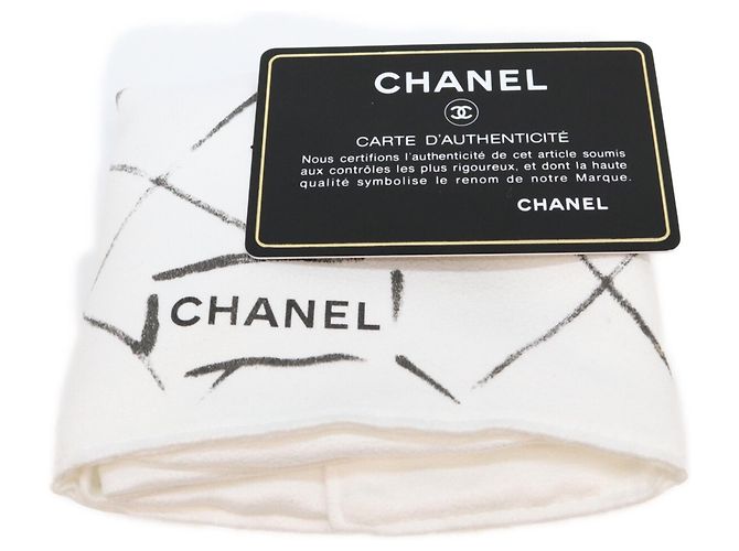 Borsa a tracolla Chanel A01112 in pelle caviar nera matelassé - vista 10