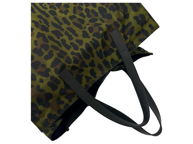 Borsa Tote Prada in nylon e pelle con stampa leopardata e logo triangolare - vista 4
