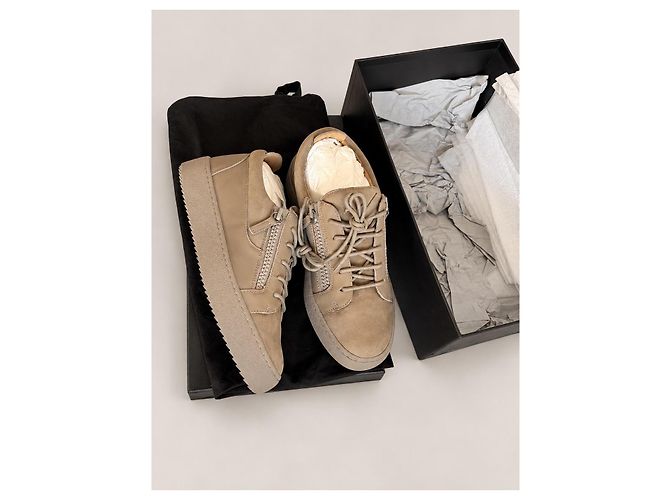 Sneakers Giuseppe Zanotti in camoscio beige con zip - vista 2