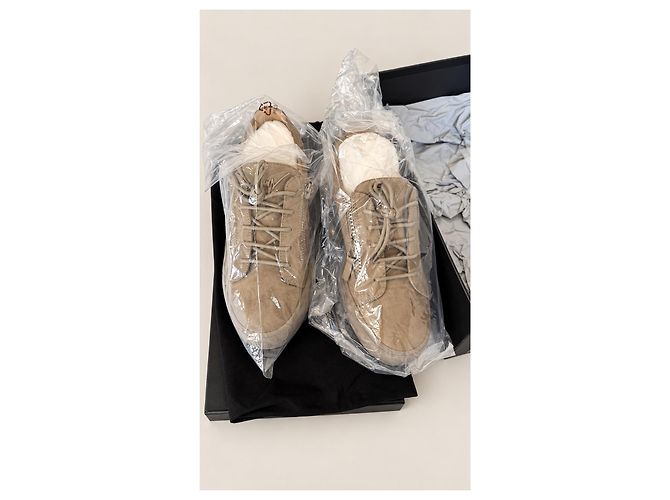 Sneakers Giuseppe Zanotti in camoscio beige con zip - vista 3