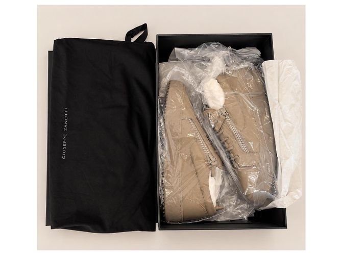 Sneakers Giuseppe Zanotti in camoscio beige con zip - vista 4