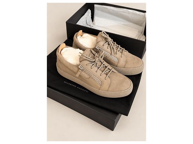 Sneakers Giuseppe Zanotti in camoscio beige con zip - vista 5