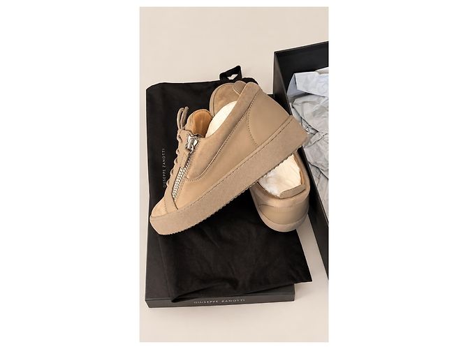 Sneakers Giuseppe Zanotti in camoscio beige con zip - vista 6