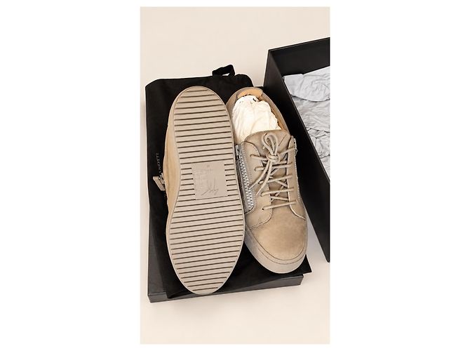 Sneakers Giuseppe Zanotti in camoscio beige con zip - vista 7