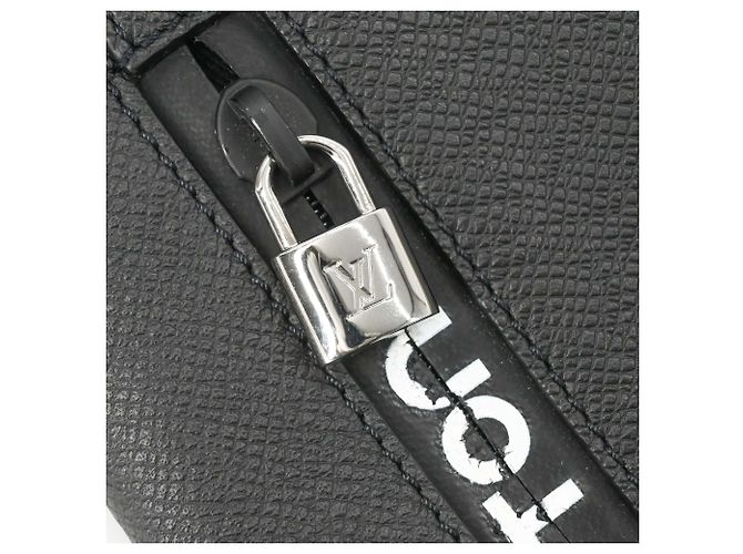 Louis Vuitton Cabas Light Tote Bag - view 10