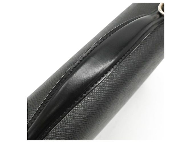 Sac à main Louis Vuitton Taiga Monceau 28 - vue 6