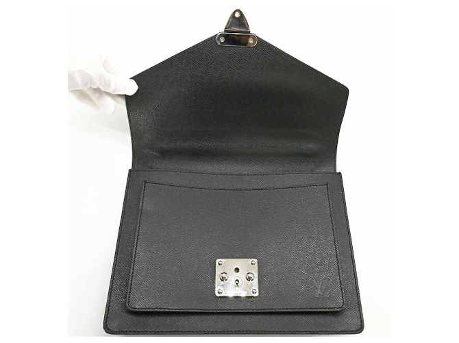 Sac à main Louis Vuitton Taiga Monceau 28 - vue 8