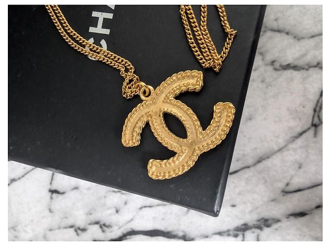 Colar Chanel CC 12A XL Logo Matte Tom Dourado - vista 10