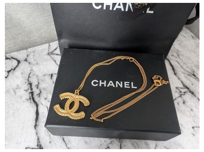 Colar Chanel CC 12A XL Logo Matte Tom Dourado - vista 11