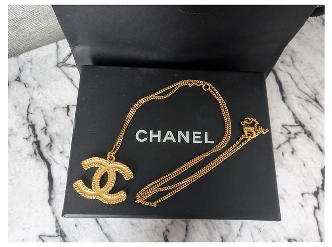 Colar Chanel CC 12A XL Logo Matte Tom Dourado - vista 12