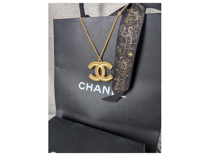 Colar Chanel CC 12A XL Logo Matte Tom Dourado - vista 13