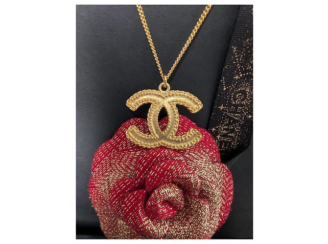Colar Chanel CC 12A XL Logo Matte Tom Dourado - vista 2