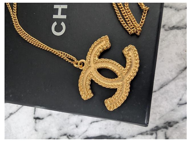 Colar Chanel CC 12A XL Logo Matte Tom Dourado - vista 3