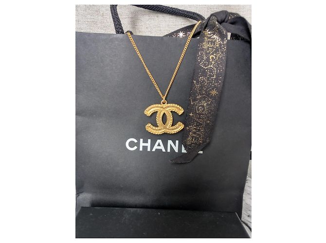 Colar Chanel CC 12A XL Logo Matte Tom Dourado - vista 4