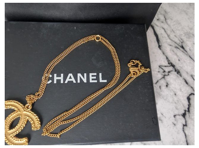 Colar Chanel CC 12A XL Logo Matte Tom Dourado - vista 8