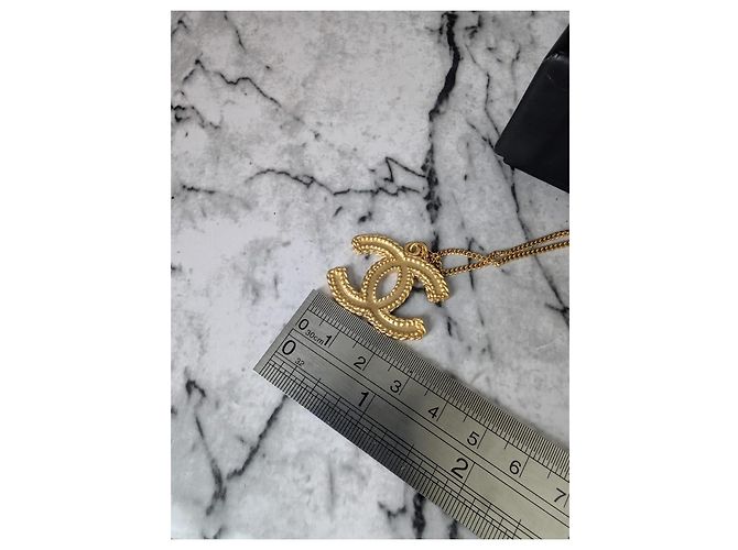 Colar Chanel CC 12A XL Logo Matte Tom Dourado - vista 9
