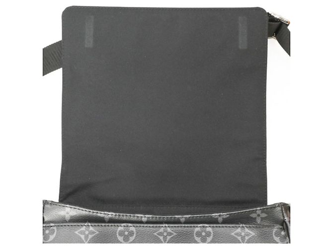 Sac Messenger Louis Vuitton District PM NV3 Monogram Eclipse - vue 10