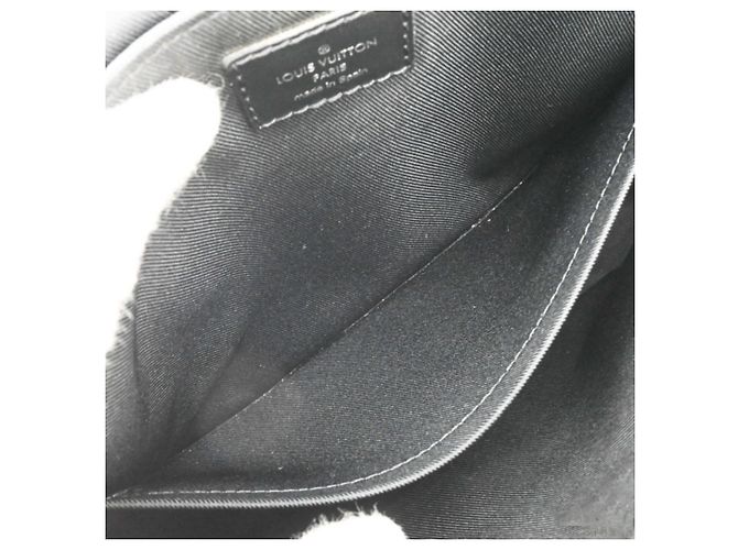 Sac Messenger Louis Vuitton District PM NV3 Monogram Eclipse - vue 13