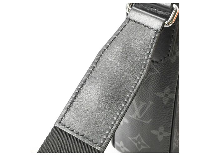 Sac Messenger Louis Vuitton District PM NV3 Monogram Eclipse - vue 16