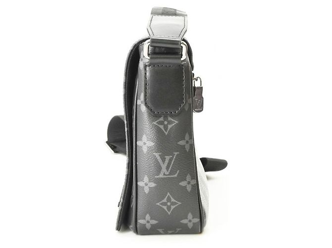 Sac Messenger Louis Vuitton District PM NV3 Monogram Eclipse - vue 4