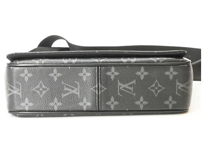 Sac Messenger Louis Vuitton District PM NV3 Monogram Eclipse - vue 5
