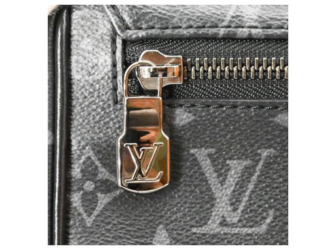 Sac Messenger Louis Vuitton District PM NV3 Monogram Eclipse - vue 8