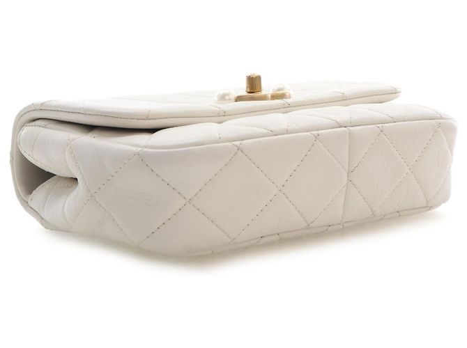Chanel White Mini Quilted Glazed Calfskin Pearl Side Flap - vista 10