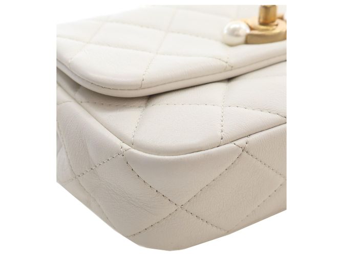 Chanel White Mini Quilted Glazed Calfskin Pearl Side Flap - vista 13